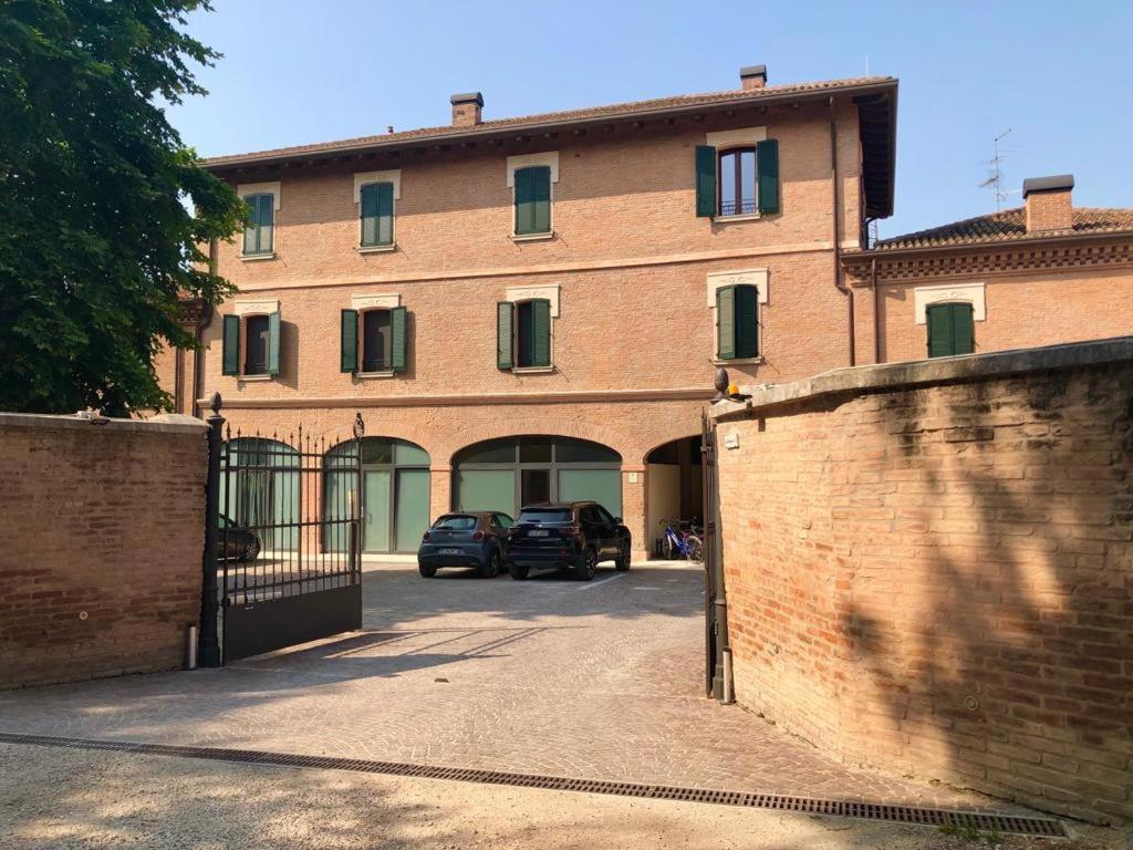 Вилла Charming Flat In Centro A Ferrara Con Posto Auto Экстерьер фото